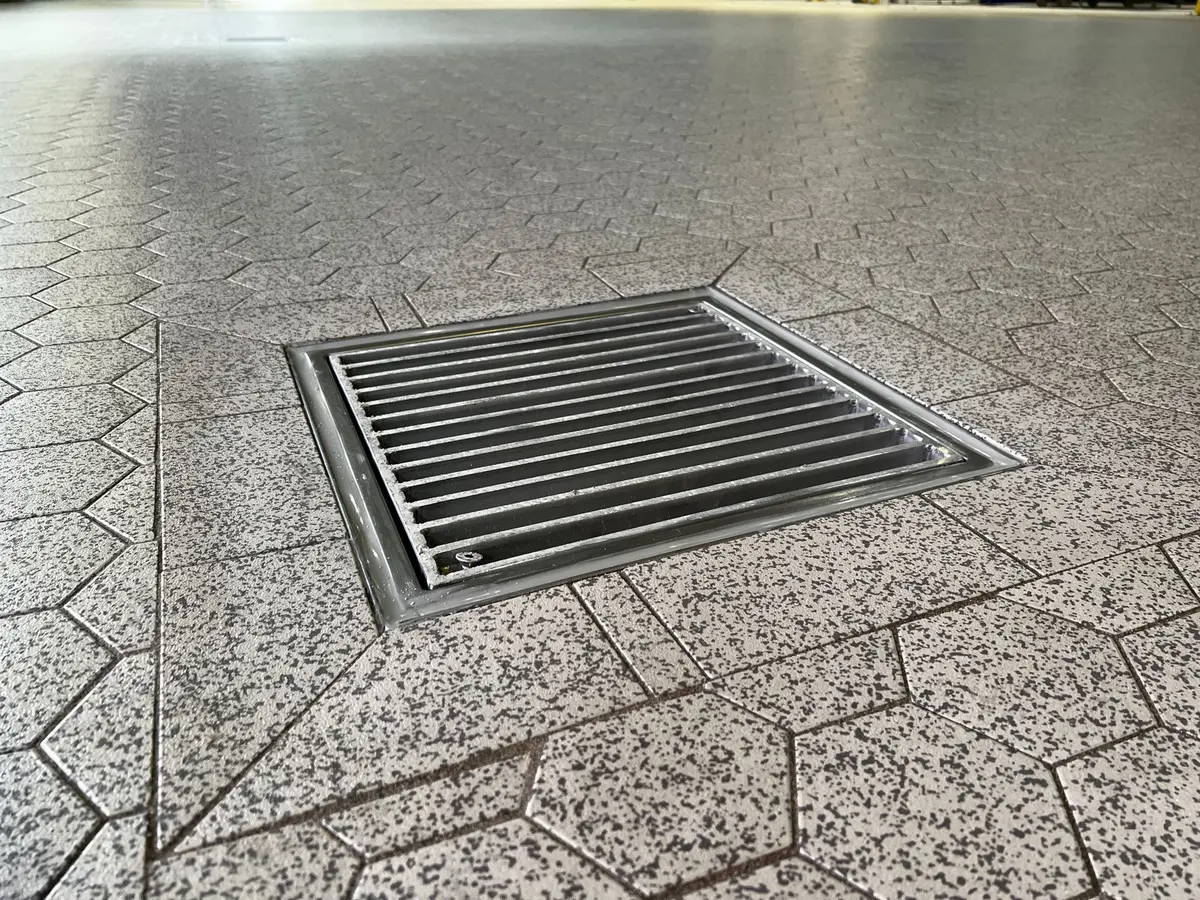 Scurgere de pardoseală cu capac tip scară, adaptată pentru pardoseli din plăci ceramice industriale