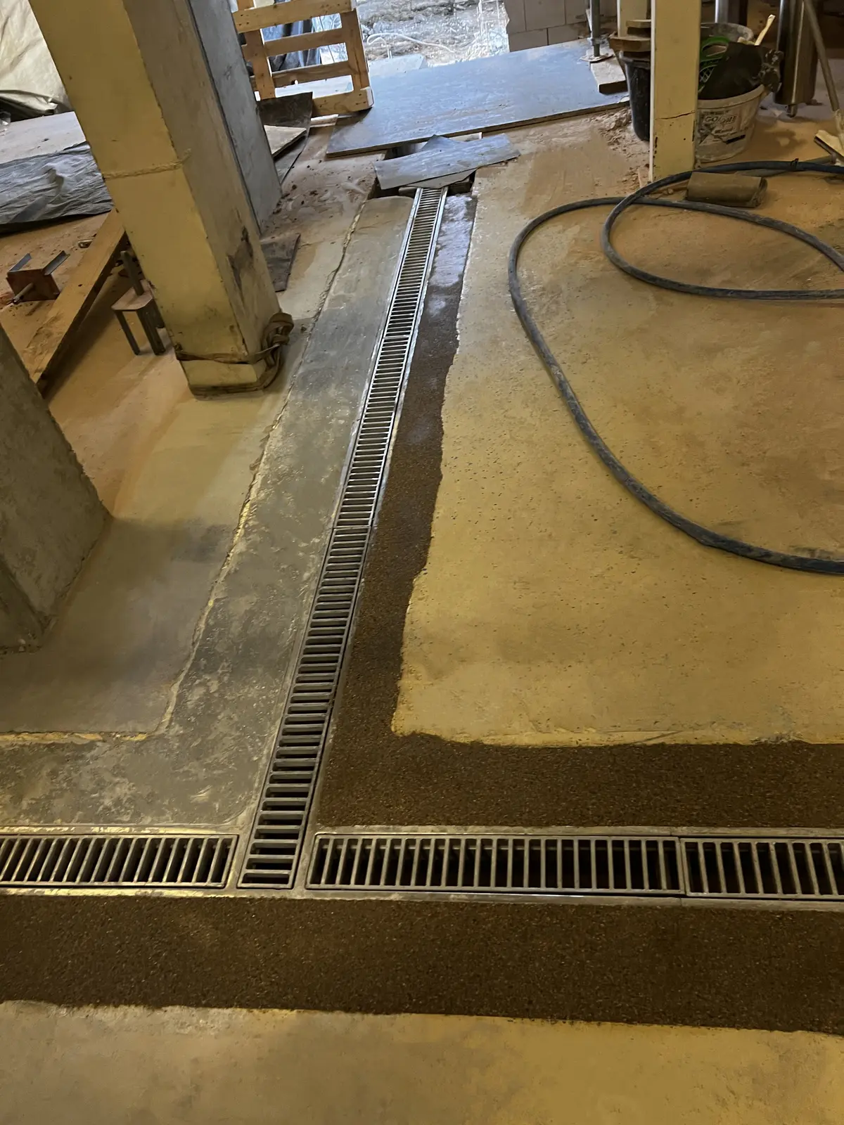 Montajul unui canal de drenaj cu capace tip scară 25x8mm