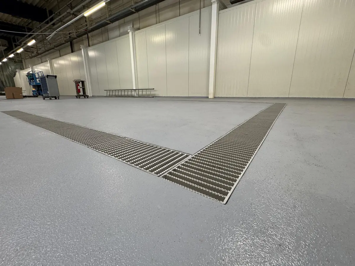 Canal de drenaj cu lățimea de 300 mm și capac cu grătar tip scară într-o fabrică farmaceutică