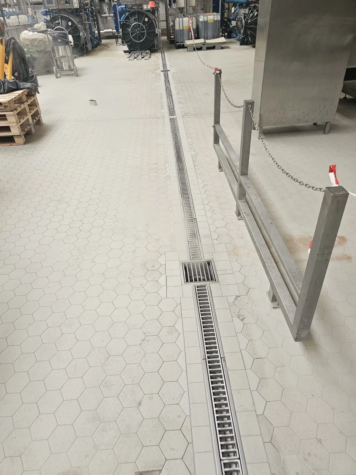 Renovarea pardoselilor industriale cu plăci ceramice și instalarea unui canal de drenaj - Berărie