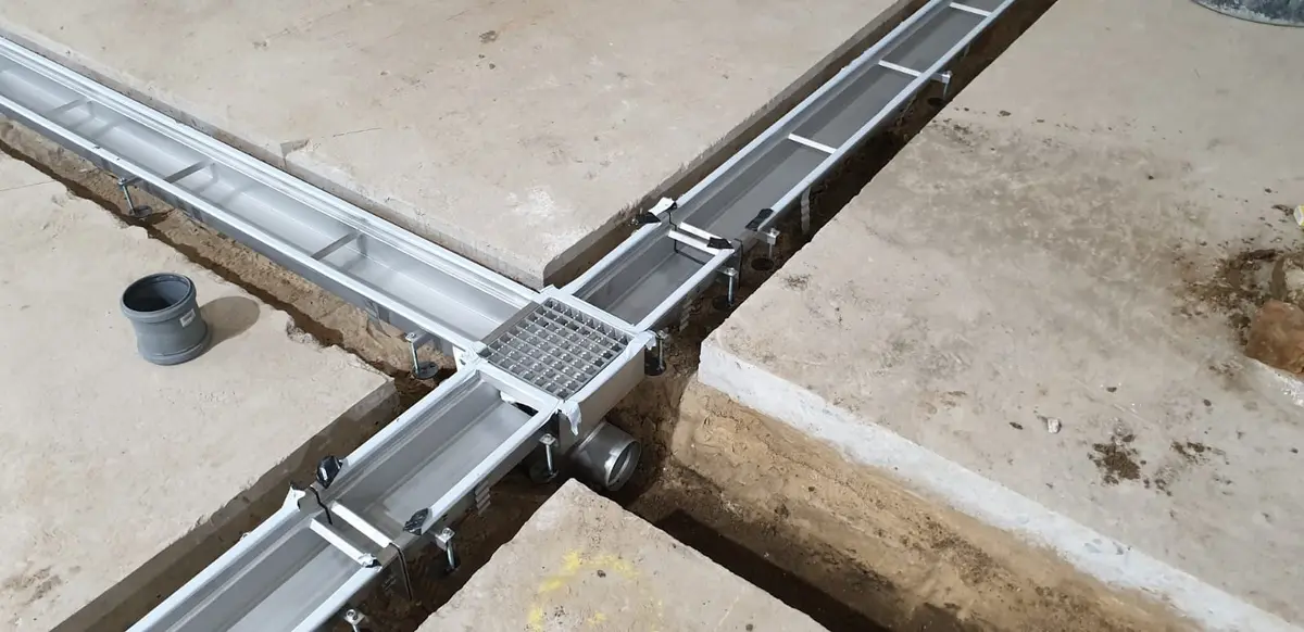 Renovări de pardoseli - instalarea canalelor de drenaj cu capace de scară heavy-duty