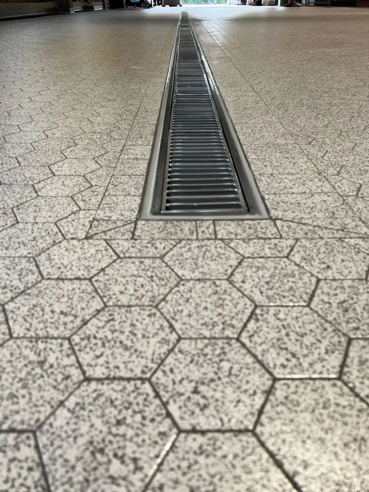 Canal de drenaj cu lățimea de 200 mm și capac tip scară într-o berărie germană