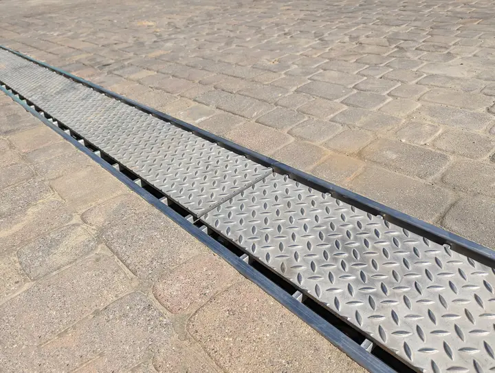 Canal de drenaj din oțel inoxidabil cu capac striat pentru arhitectura grădinii
