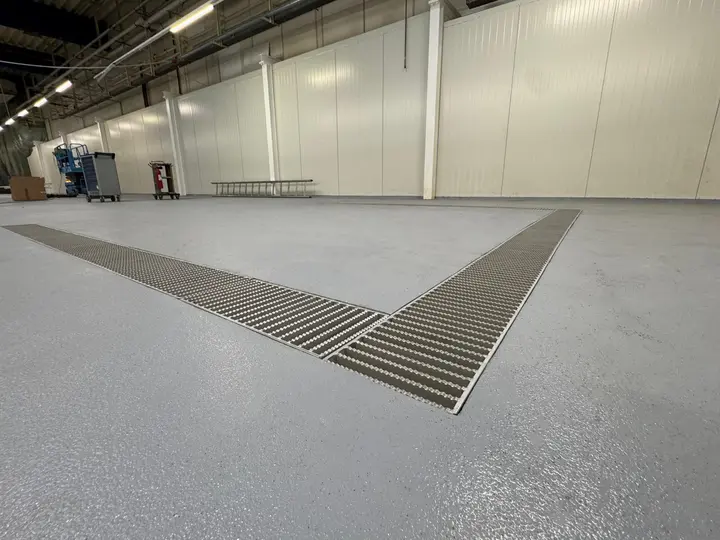 Canal de drenaj cu lățimea de 300 mm și capac cu grătar tip scară într-o fabrică farmaceutică